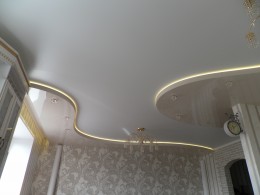 Многоуровневый натяжной потолок в гостиной со светодиодной подсветкой