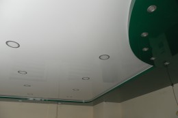 Глянцевый многоуровневый потолок со сложным освещением