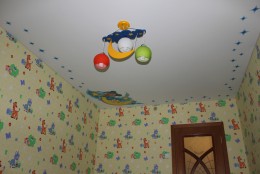 Фотопечать на глянцевом потолке в детской 