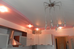 многоуровневый натяжной потолок на кухне