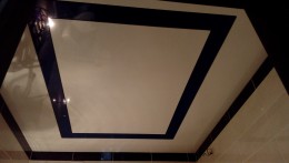 Полосы из натяжного потолка в ванной