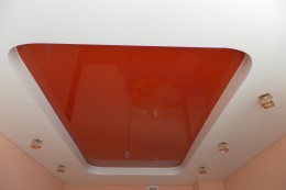 Многоуровневый натяжной потолок в зале