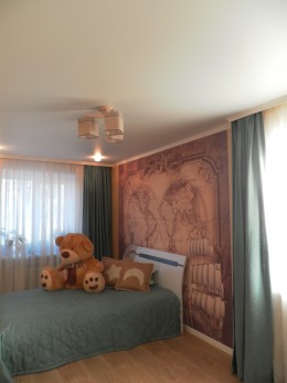 Матовый натяжной потолок и фотообои в детской спальне