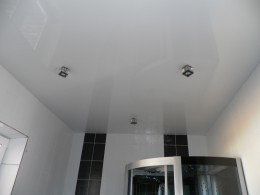 глянцевый белый потолок в ванной