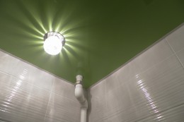 Глянцевый цветной потолок в ванной с трубой отопления
