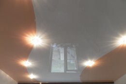 Криволинейное комбинирование цветов на натяжном потолке в одном уровне