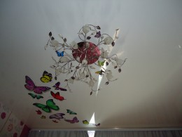 Бабочки на натяжном потолке