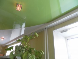 пластиковая гардина на натяжном потолке