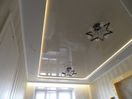 Многоуровневый натяжной потолок с закарнизной подсветкой