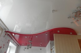 Красный многоуровневый потолок с переходом из зала в кухню