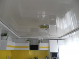 Многоуровневый глянцевый потолок на кухне