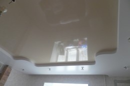 Многоуровневый натяжной потолок в гостиной