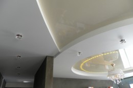 многоуровневый натяжной потолок с внутренней подсветкой