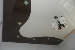Криволинейное комбинирование цветов натяжного потолка