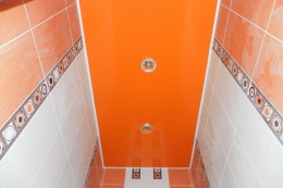 Цветной глянцевый потолок в туалете
