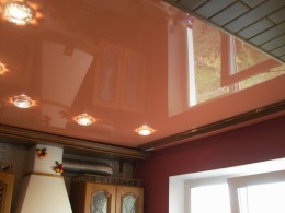 Глянцевый оранжевый цветной потолок на кухне