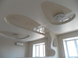 Многоуровневый натяжной потолок в гостиной